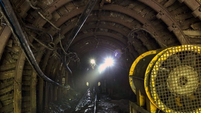 منجم بإيران