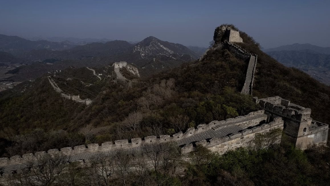 توقيف شخصين بسبب حفرة في سور الصين العظيم
