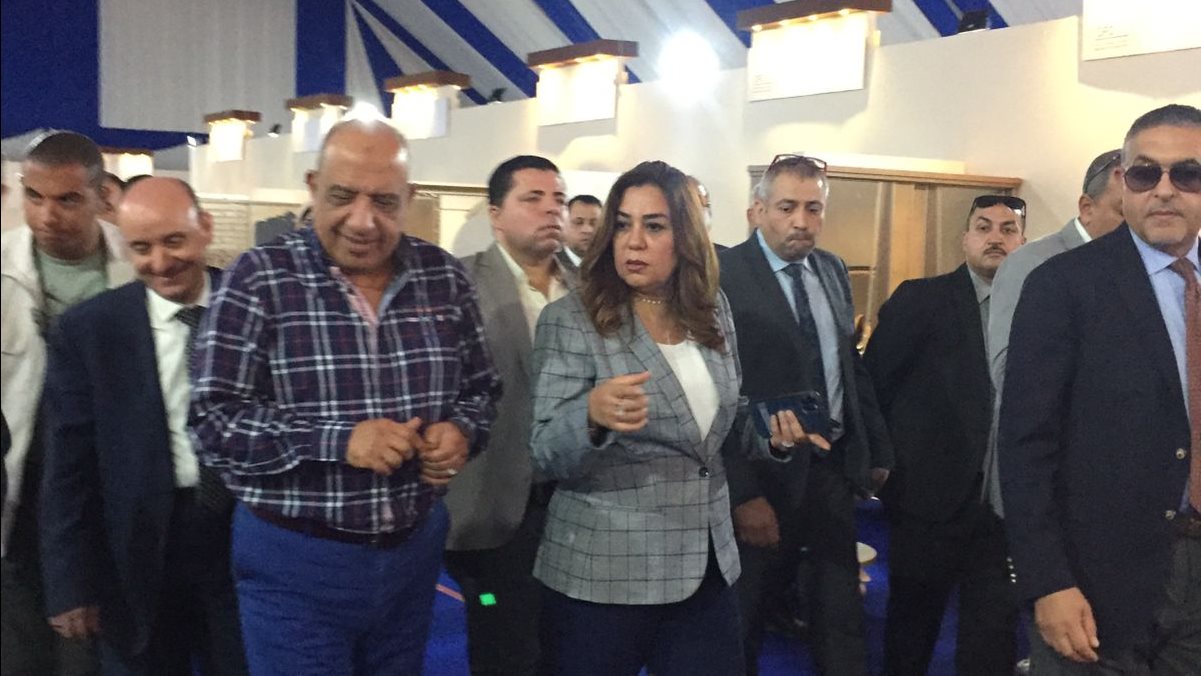 وزير قطاع الأعمال العام في مدينة دمياط للأثاث 