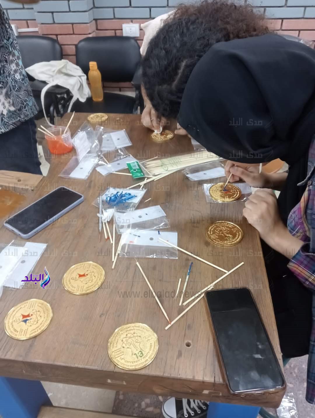 كلية الفنون التطبيقية جامعة حلوان تنفذ ميداليات وهدايا اسبوع شباب الجامعات