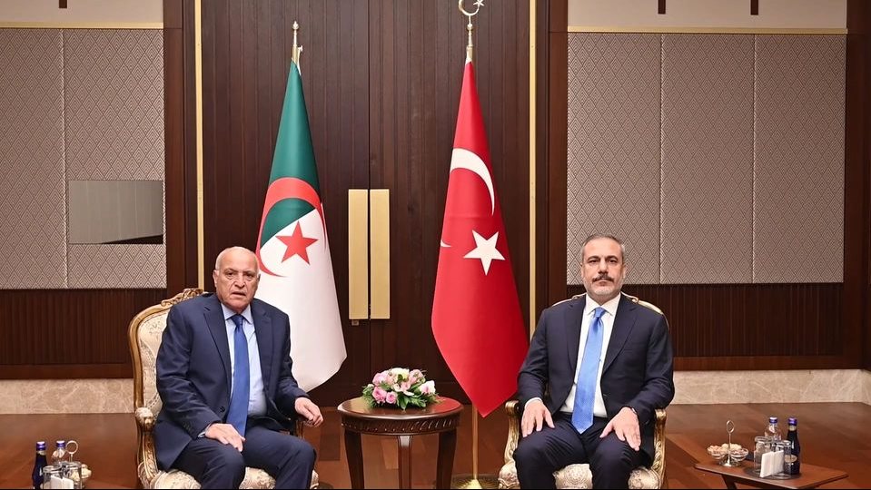 وزير الخارجية الجزائري ونظيره التركي