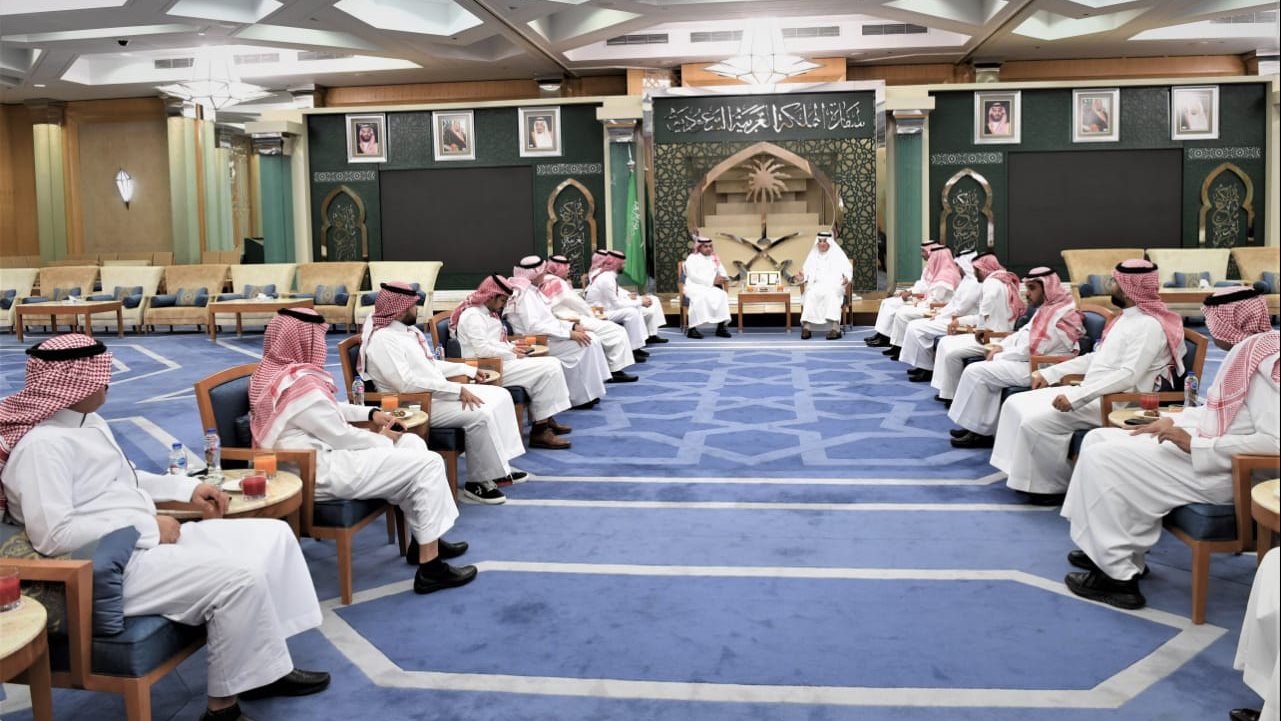 السفير السعودي يستقبل وفد المملكة 