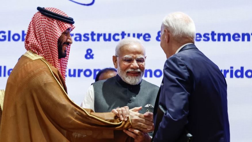 ولي العهد يصافح بايدن ومودي