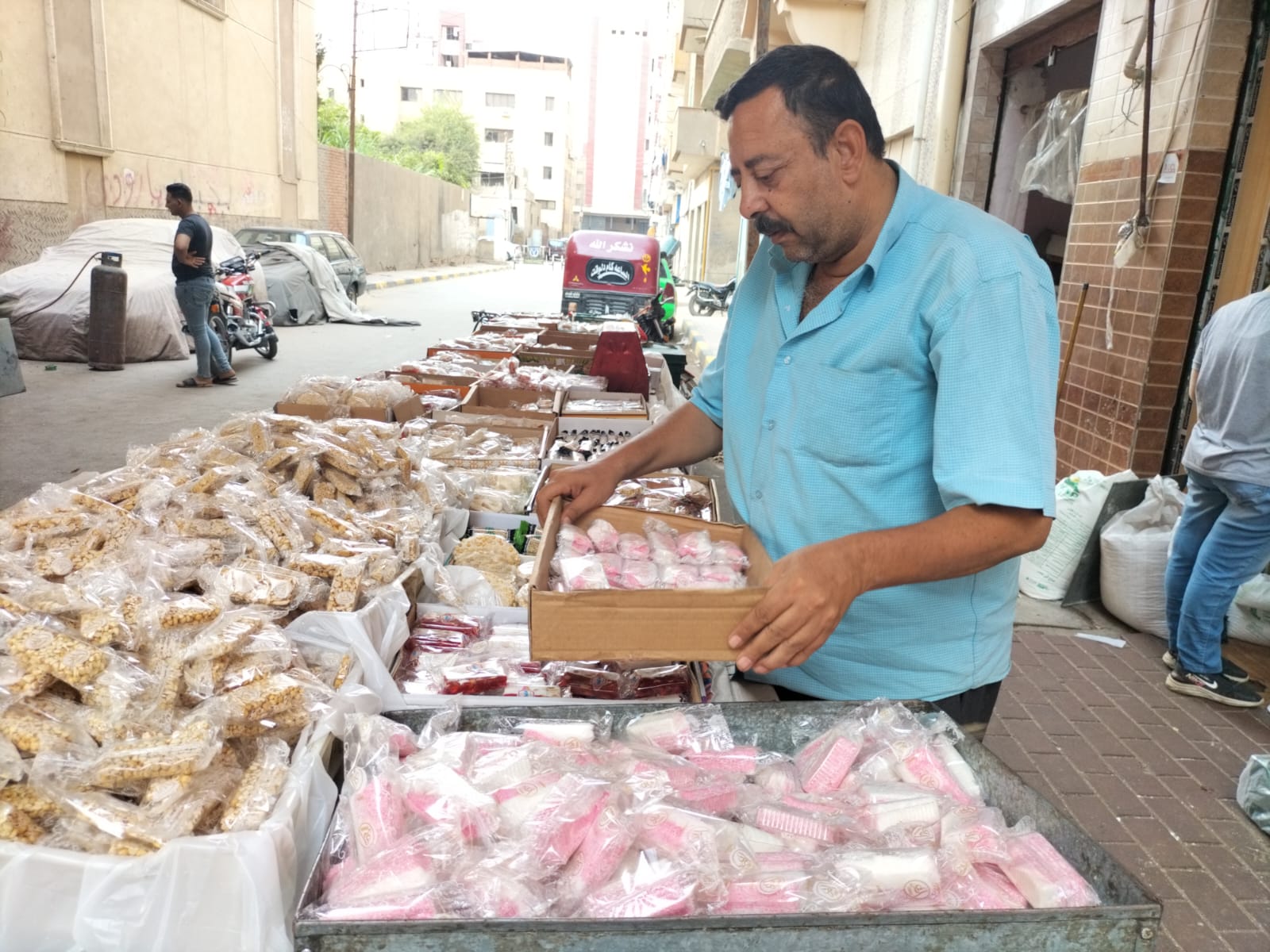 اشرف وهيب قبطي يصنع حلوي المولد النبوي في المنوفية 