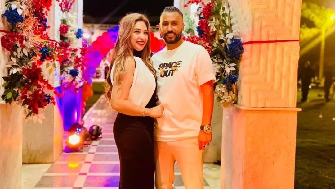 حسام عاشور وزوجته 