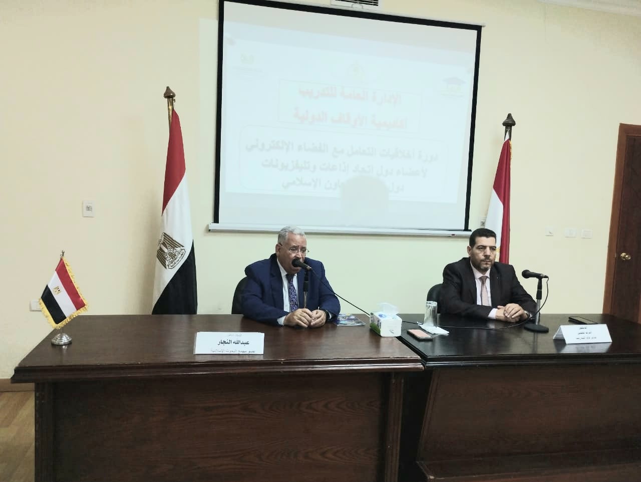 الدكتور عبدالله النجار خلال المحاضرة