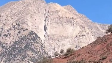 جبل ينشق إلى نصفين