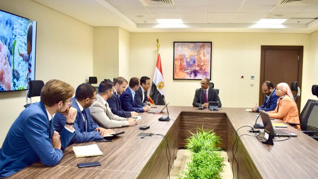 وزير الاسكان خلال الاجتماع وزير الاسكان خلال الاجتماع