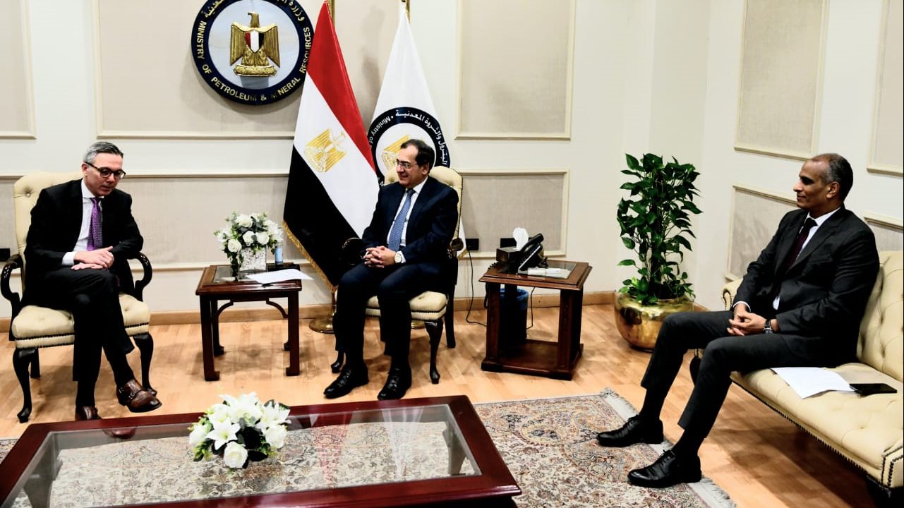 وزير البترول خلال الاجتماع