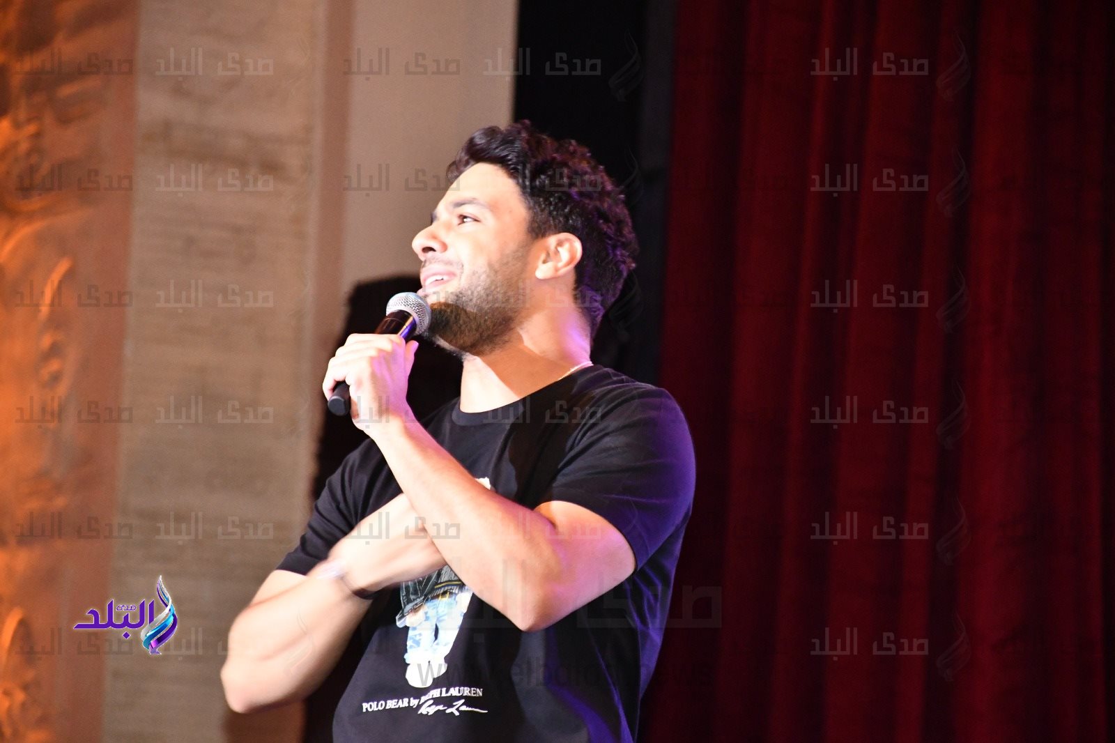 شارك الفنان أحمد جمال أجمل أغنياته مع طلاب الجامعات خلال حفل ختام مبهر لفعاليات أسبوع شباب الجامعات