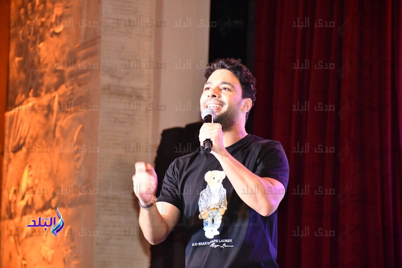 شارك الفنان أحمد جمال أجمل أغنياته مع طلاب الجامعات خلال حفل ختام مبهر لفعاليات أسبوع شباب الجامعات