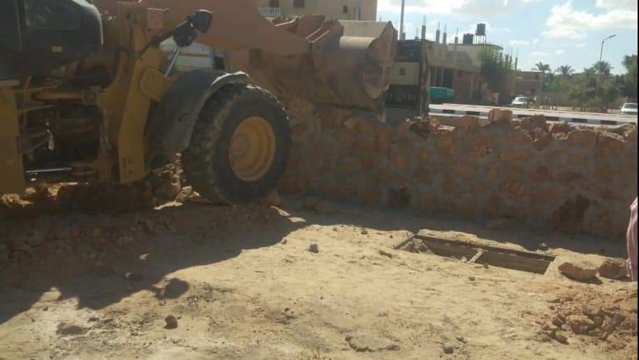 إزالة أسوار مخالفة للبناء بالعريش