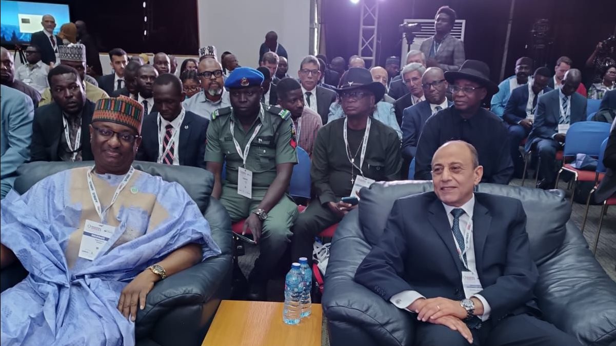 وزير الطيران مع نظيره النيجيري
