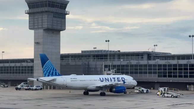  طائرة تابعة لشركة يونايتد إيرلاينز 