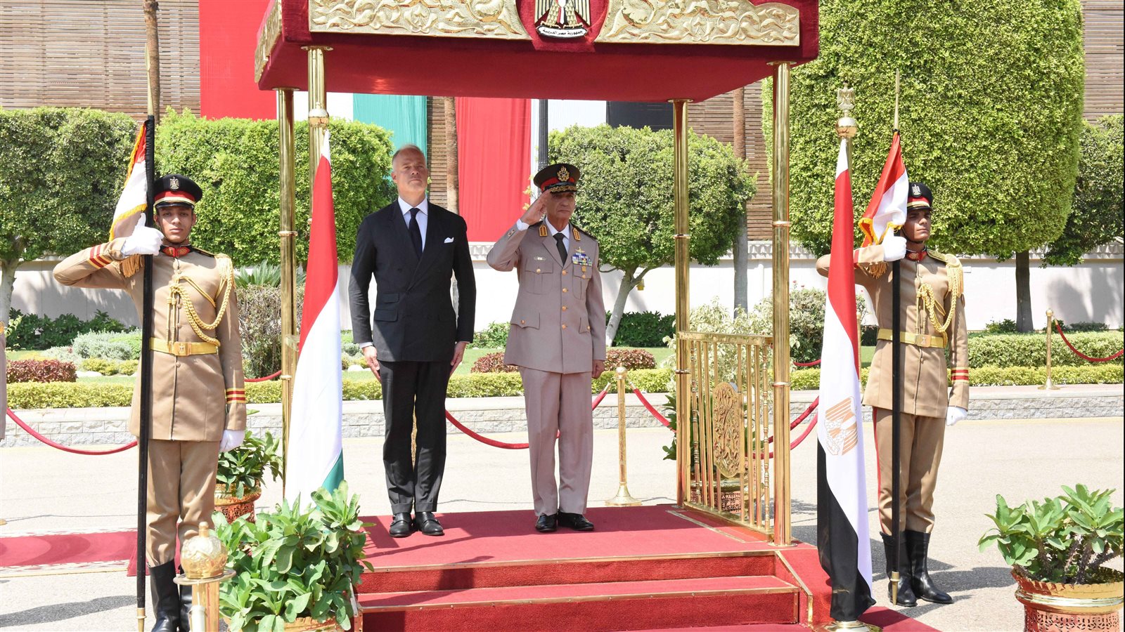 وزير الدفاع المصري يلتقي نيظره المجري لبحث التعاون العسكري