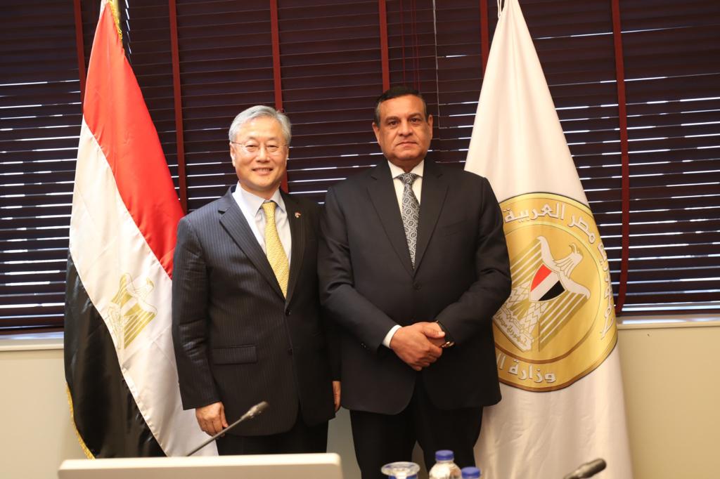 وزير التنمية المحلية وسفير كوريا