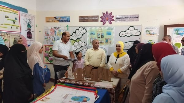 وكيل تعليم مطروح يتابع ختام الانشطة الصيفية