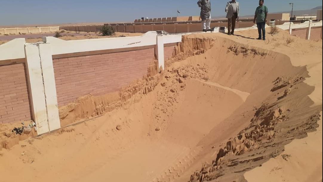 إزالة الكثبان الرملية من داخل أفنية المدارس بالحسنة 