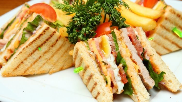 طريقة عمل كلوب ساندويتش بالبيض والجبنة 