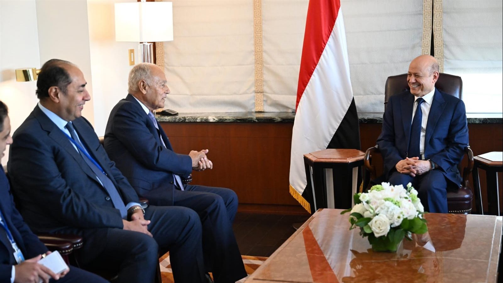 رئيس مجلس القيادة الرئاسي اليمني وأبو الغيط 