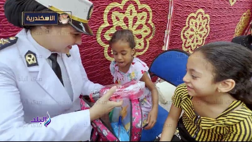 توزيع مستلزمات المدارس على الاطفال