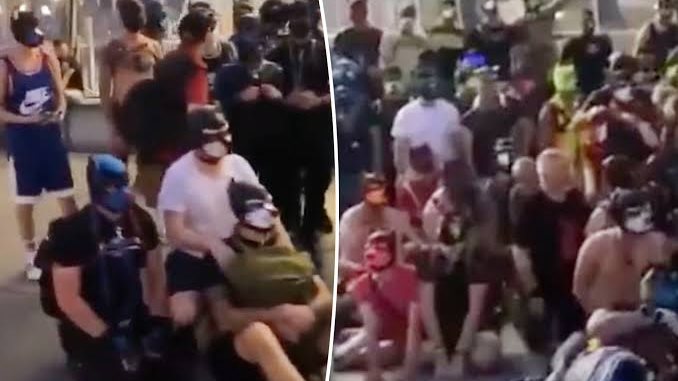 ظاهرة غريبة في ألمانيا.. أشخاص في هيئة كلاب فى برلين