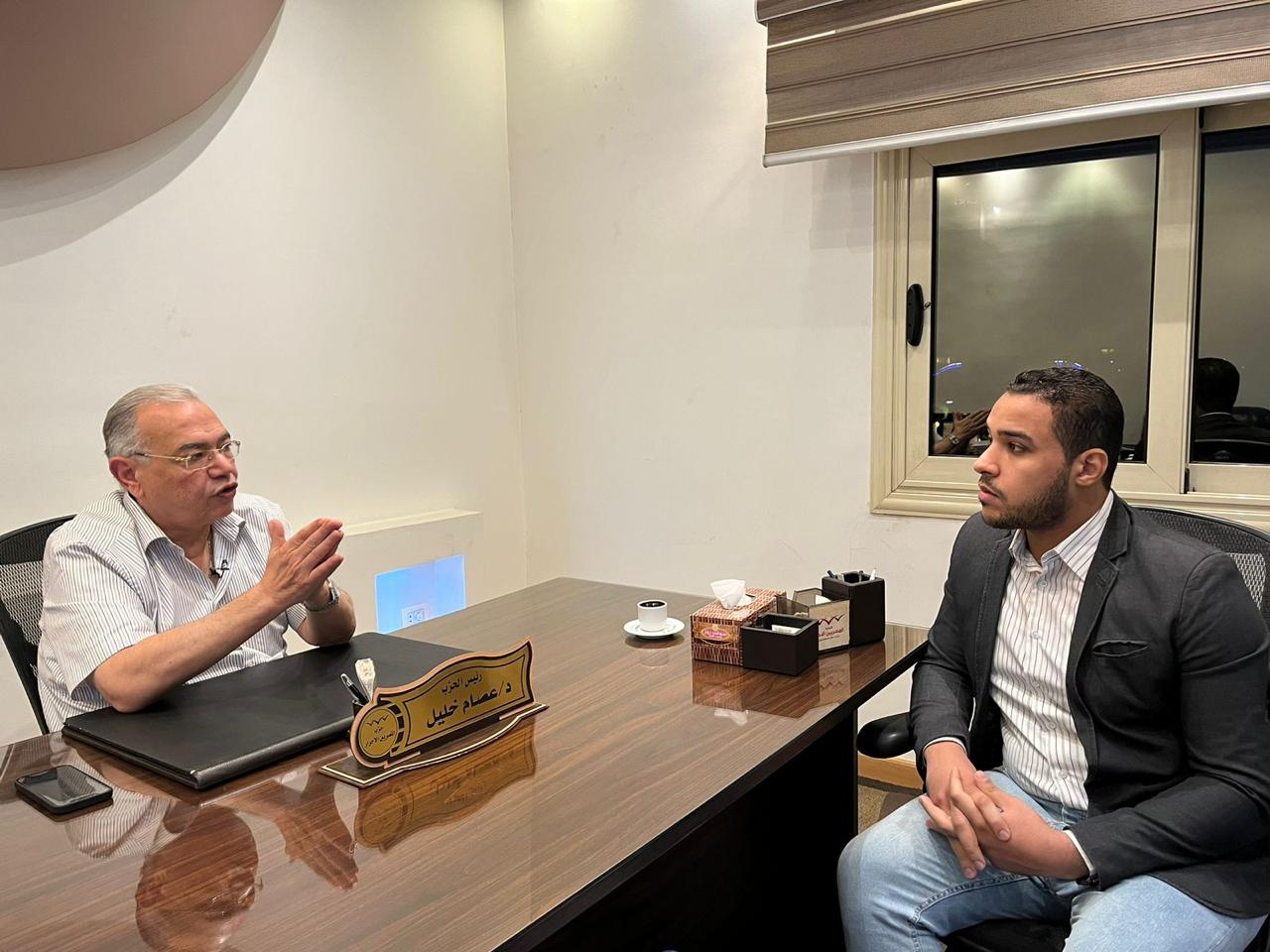 الدكتور عصام خليل رئيس المصريين الأحرار مع الزميل حسن رضوان