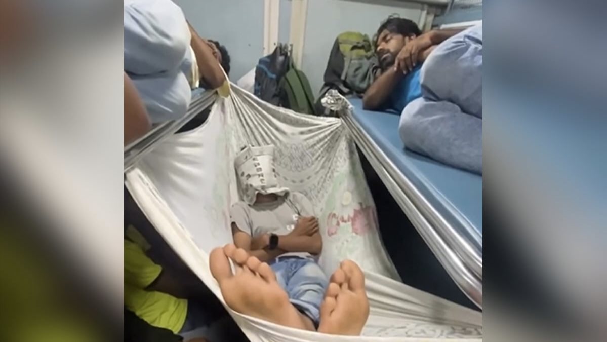 بسبب الزحمة.. راكب يبتكر طريقة غريبة للنوم على قطار هندي