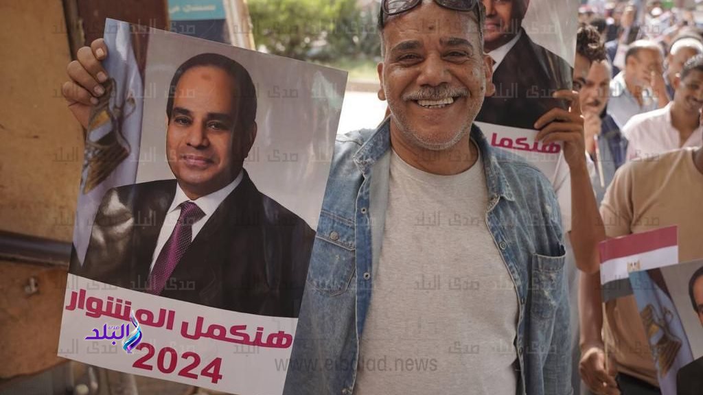 مؤيدو السيسي من أمام مقر الشهر العقاري