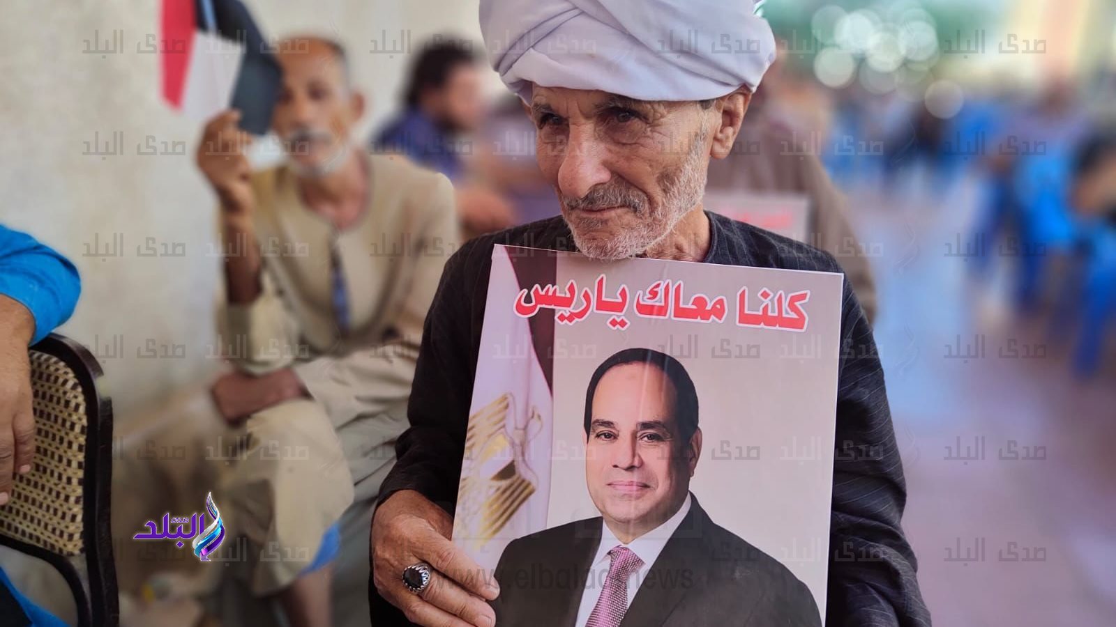 احد المواطنين يحمل صورة السيسي