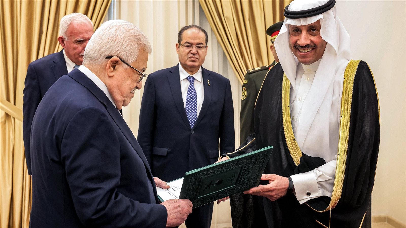 ابومازن والسفير السعودي 