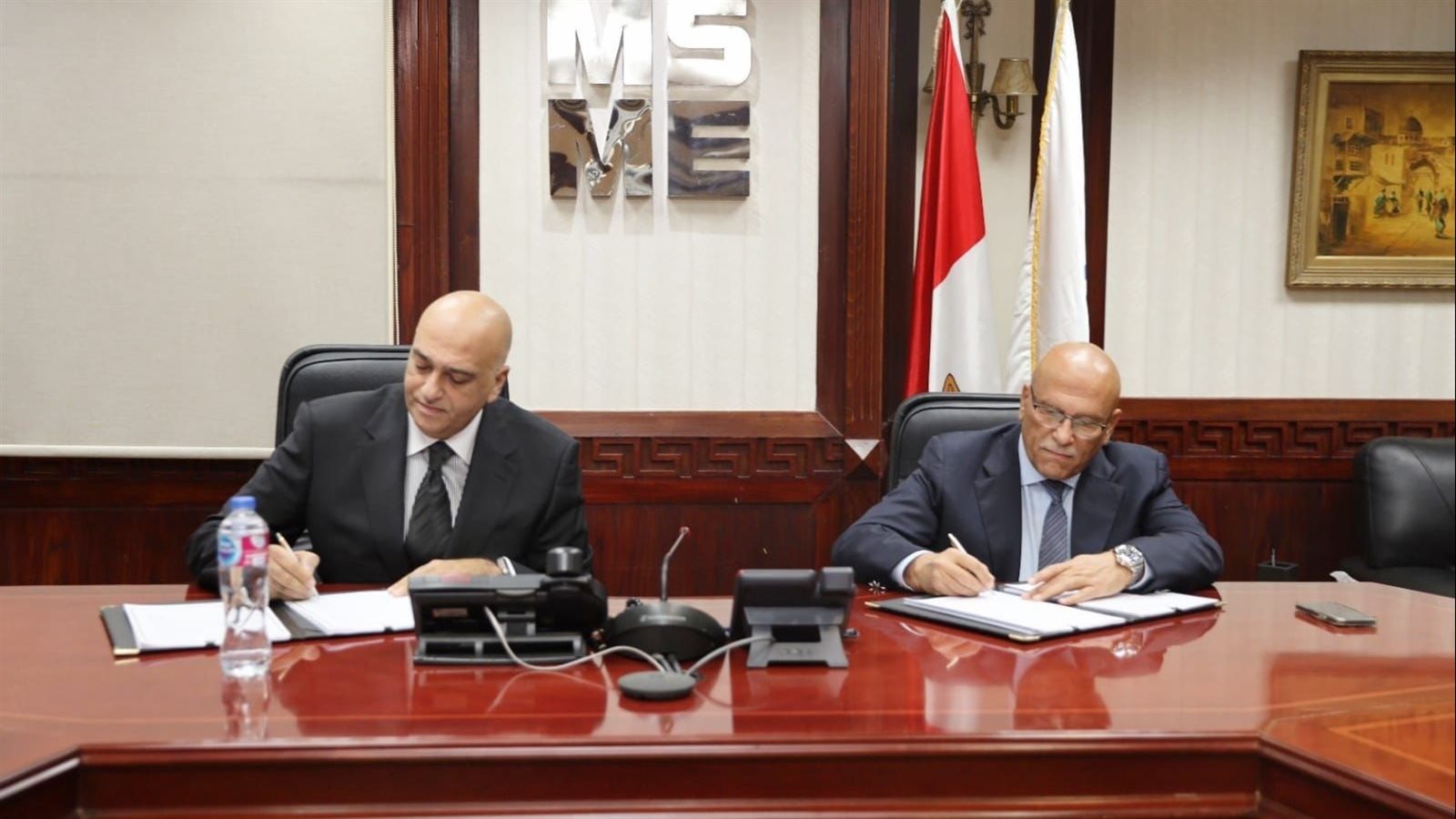 علي هامش التوقيع