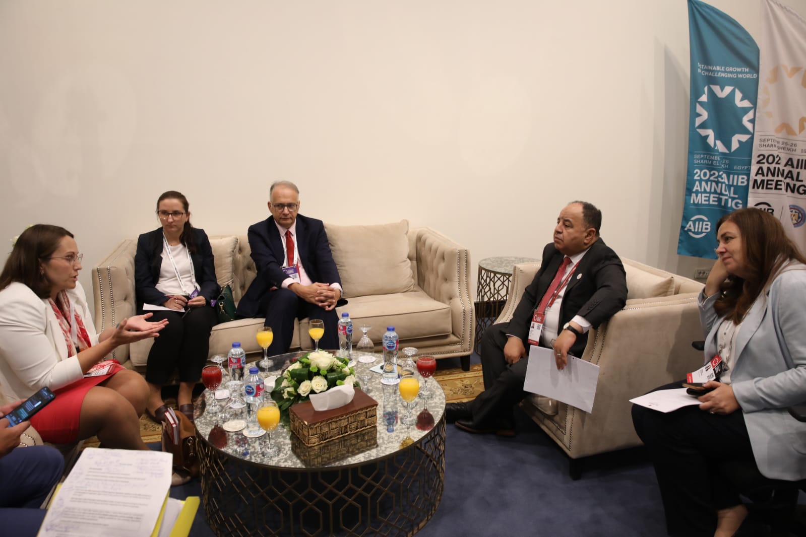 وزير المالية خلال الاجتماع