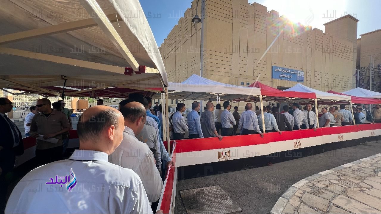 توافد الآلاف على مكاتب الشهر العقاري بالقاهرة