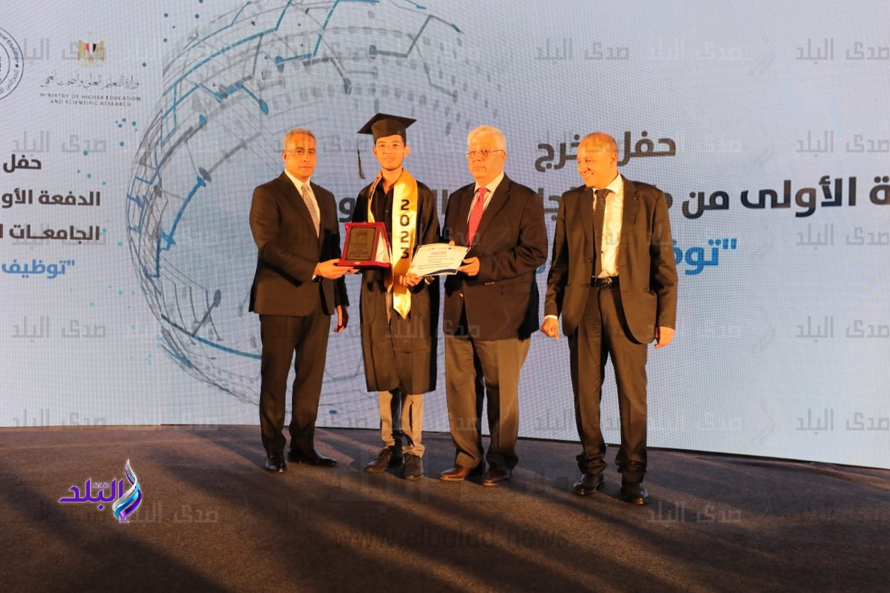 وزيرا التعليم العالي والعمل يشهدان حفل تخرج الدفعة الأولى من طلاب الجامعات التكنولوجية12