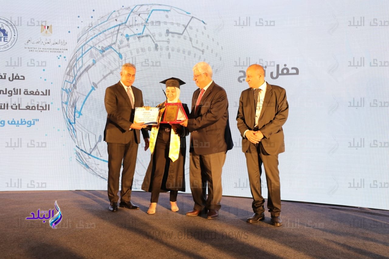 وزيرا التعليم العالي والعمل يشهدان حفل تخرج الدفعة الأولى من طلاب الجامعات التكنولوجية10