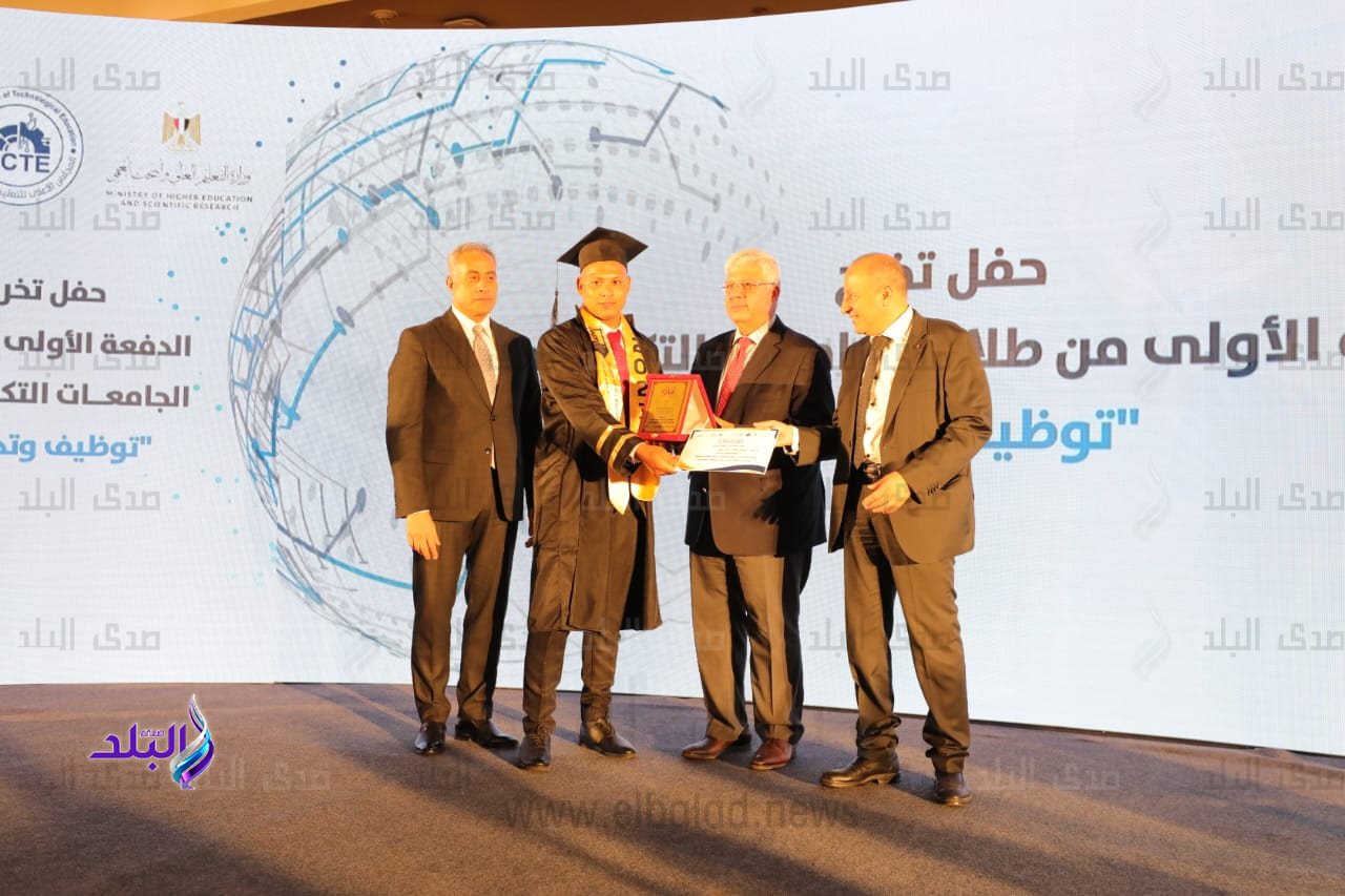 وزيرا التعليم العالي والعمل يشهدان حفل تخرج الدفعة الأولى من طلاب الجامعات التكنولوجية9