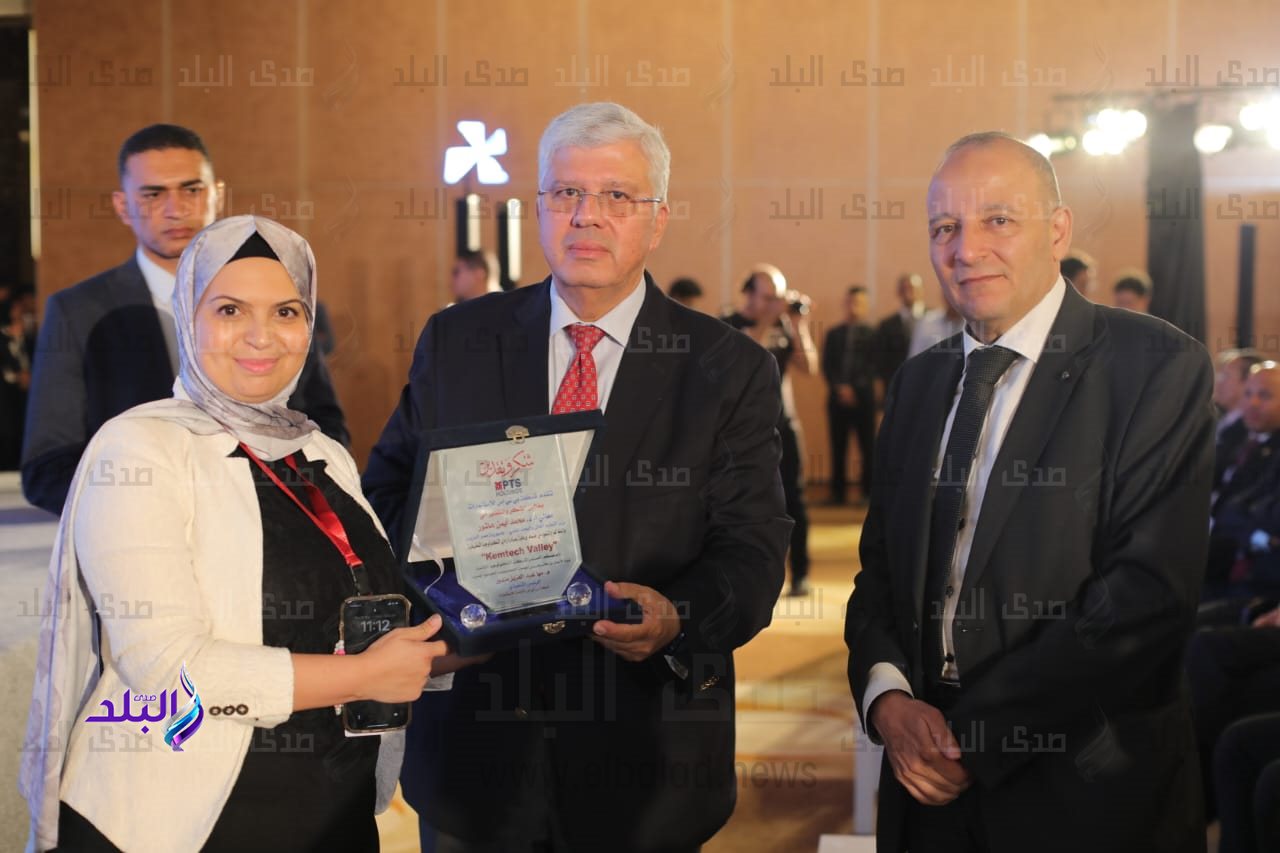 وزيرا التعليم العالي والعمل يشهدان حفل تخرج الدفعة الأولى من طلاب الجامعات التكنولوجية7