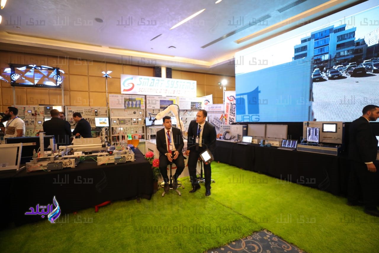 وزيرا التعليم العالي والعمل يشهدان حفل تخرج الدفعة الأولى من طلاب الجامعات التكنولوجية3