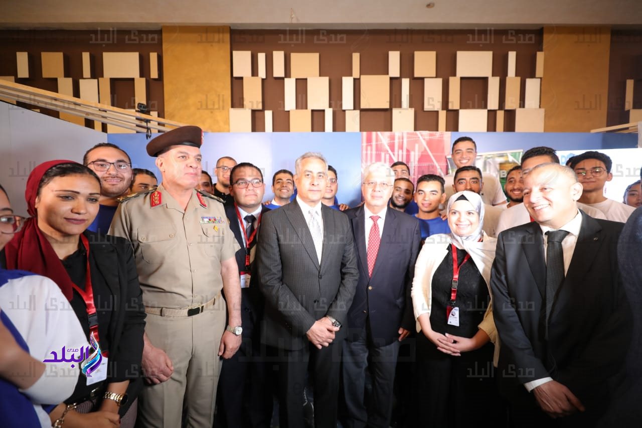 وزيرا التعليم العالي والعمل يشهدان حفل تخرج الدفعة الأولى من طلاب الجامعات التكنولوجية2