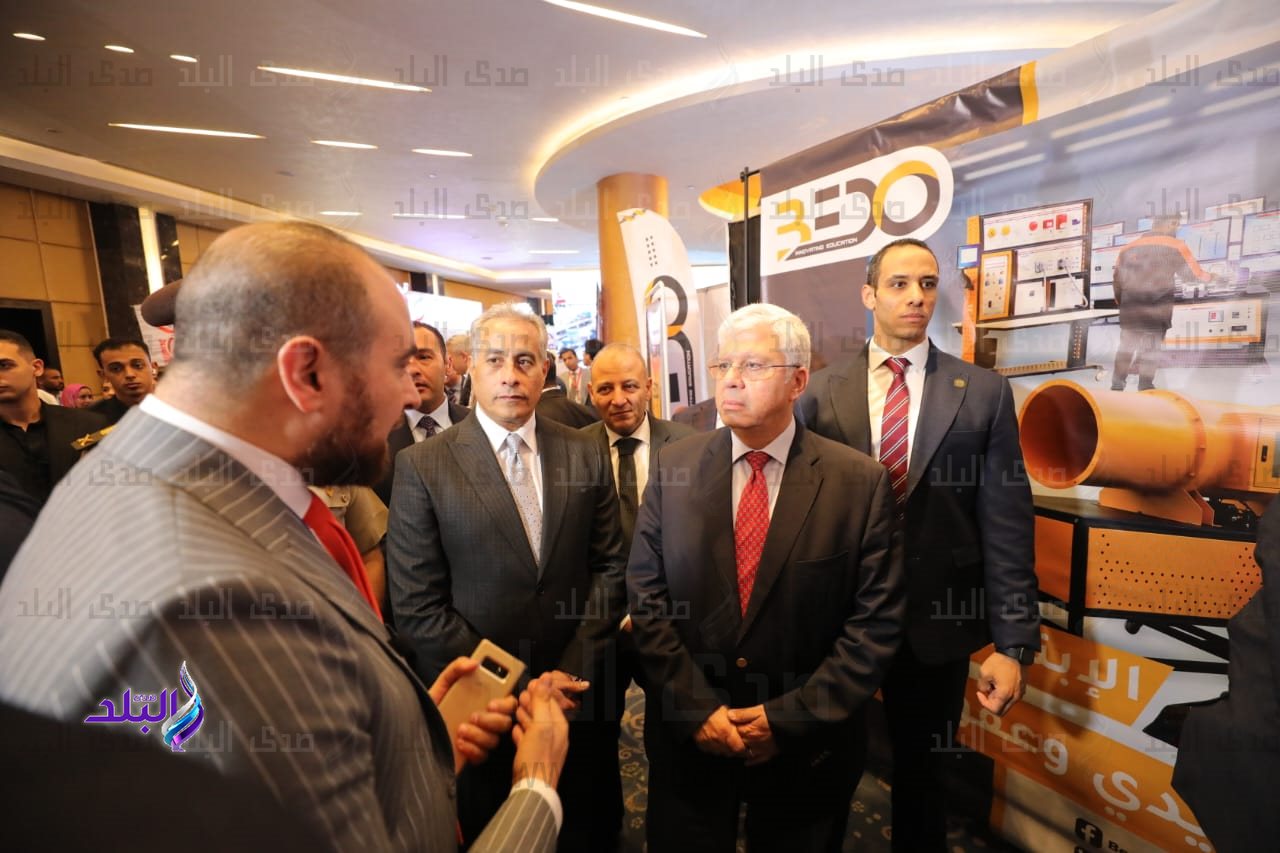 وزيرا التعليم العالي والعمل يشهدان حفل تخرج الدفعة الأولى من طلاب الجامعات التكنولوجية1