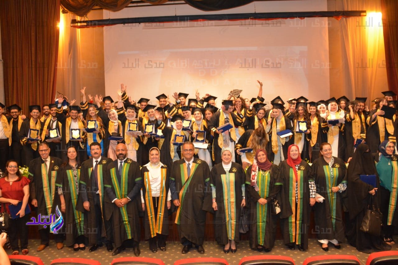 حفل تخرج دفعتين من برنامج الساعات المعتمدة بكلية الصيدلة 2
