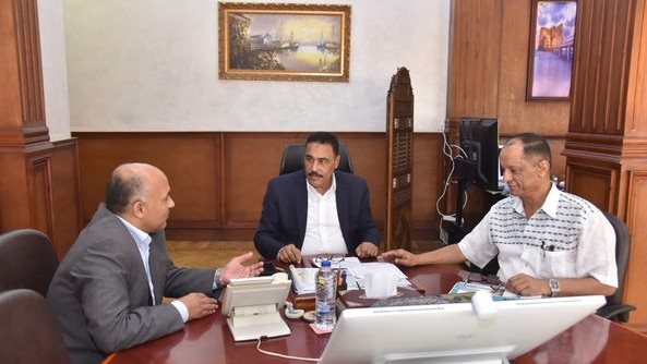 محافظ مطروح خلال الاجتماع 