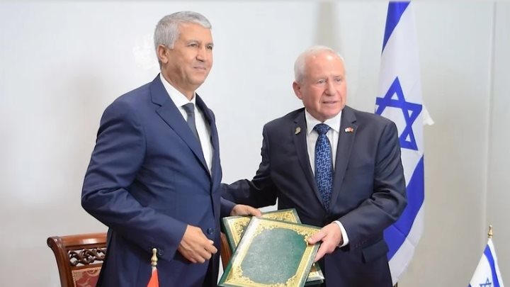 جانب من توقيع الاتفاقية 