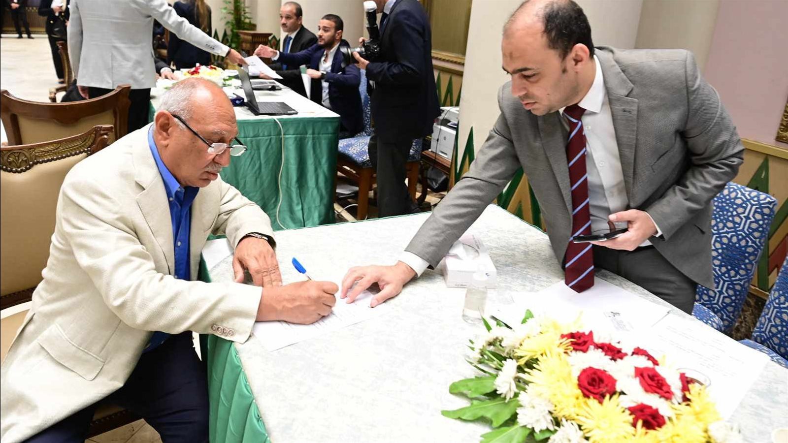 النائب أحمد عثمان يوقع نموذج تزكية لترشيح الرئيس السيسي