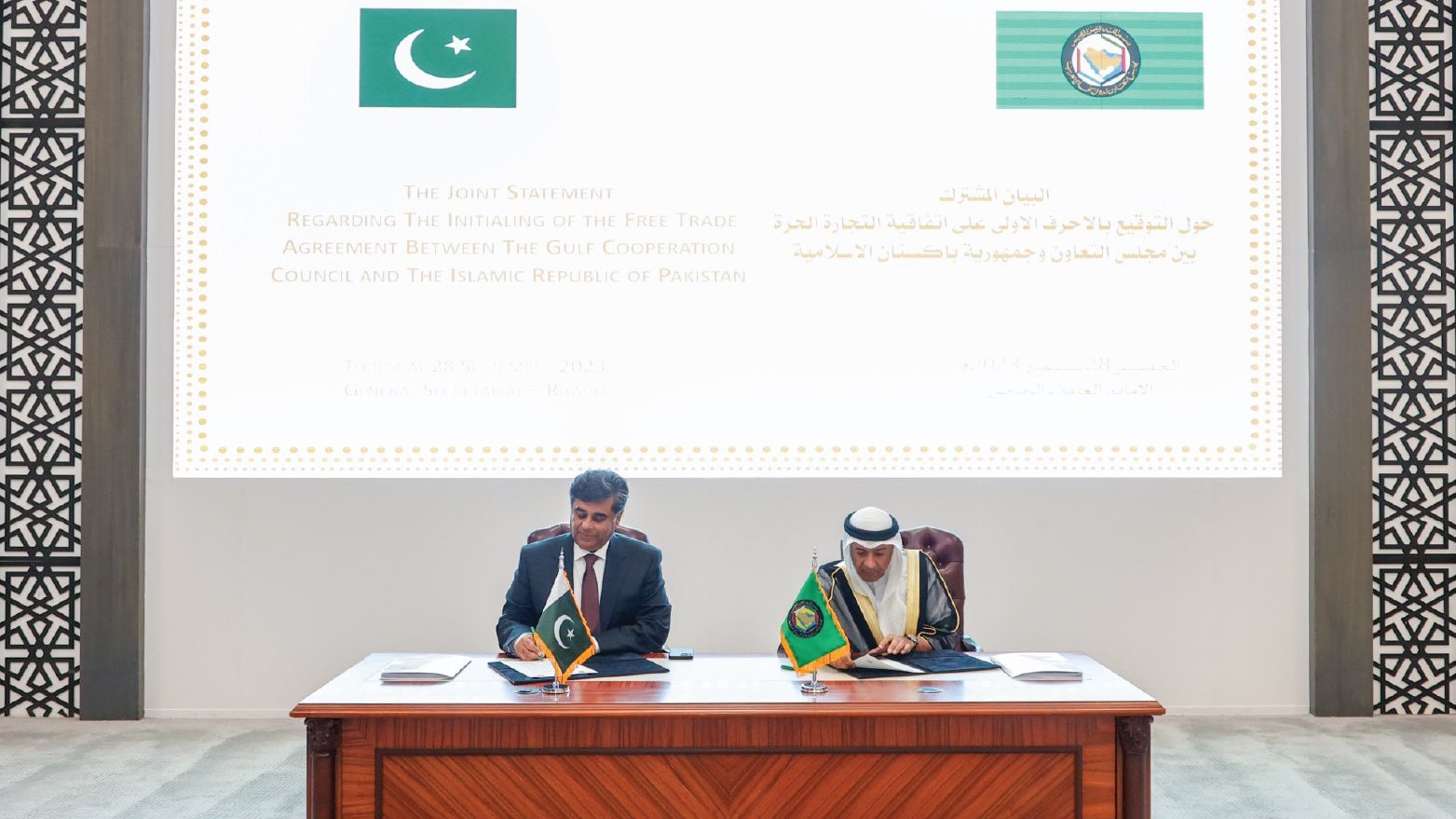 جانب من توقيع الاتفاقية 