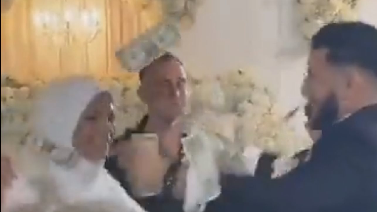 حفل زفاف بالدولارات 