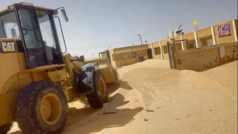 ازالة الكثبان الرملية  من افنية المدارسب بالحسنة
