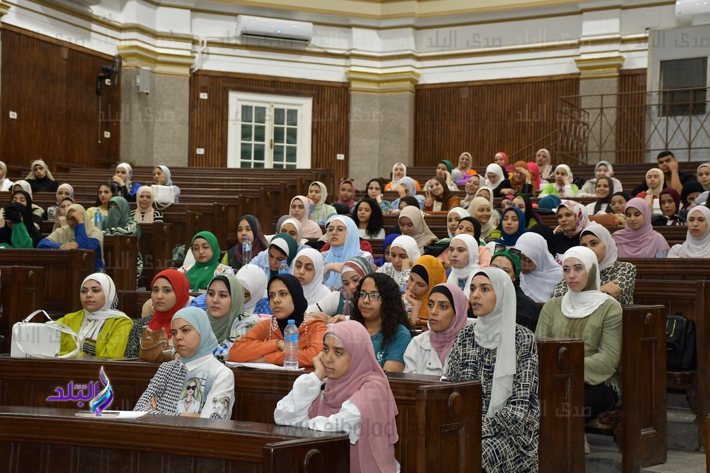 المدرجات كاملة العدد بجامعة القاهرة خلال اليوم الأول1