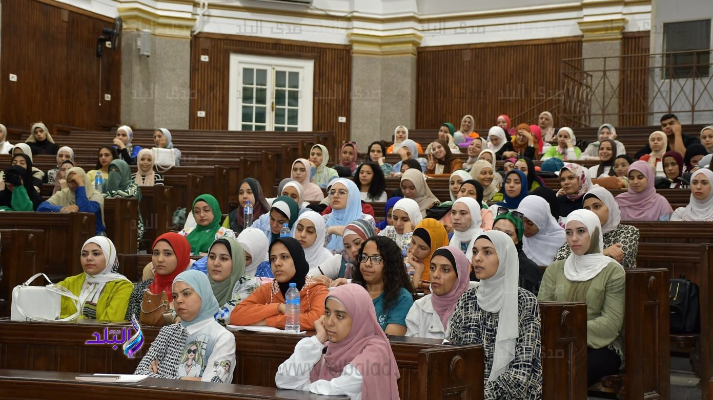 المدرجات كاملة العدد بجامعة القاهرة خلال اليوم الأول